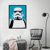 Phasma Fondo Azul - Póster 50x70 con Marco Negro